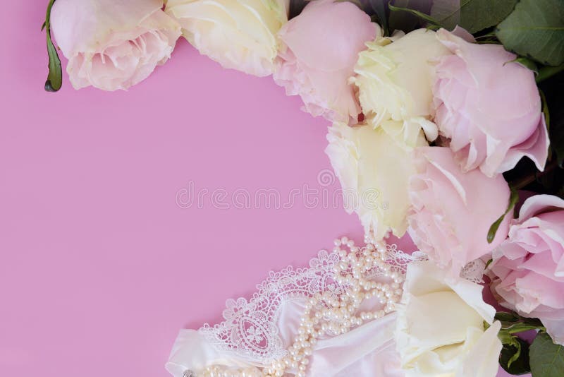 Giorno del `s del biglietto di S Accessori femminili, gioielli, bottiglia di profumo, regalo con il nastro, perle, rose delicate immagini stock libere da diritti Giorno del `s del biglietto di S Accessori femminili, gioielli, bottiglia di profumo, regalo con il nastro, perle, rose delicate immagini stock libere da diritti