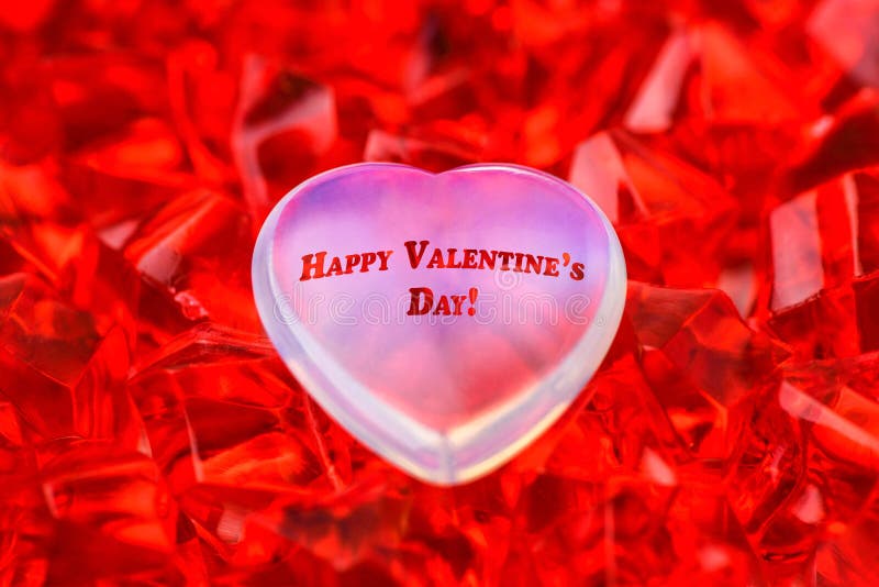 Giorno del `s del biglietto di S Bugie di vetro bianche del cuore sul primo piano vermiglio rosso dei cristalli su San Valentino immagine stock Giorno del `s del biglietto di S Bugie di vetro bianche del cuore sul primo piano vermiglio rosso dei cristalli su San Valentino immagine stock