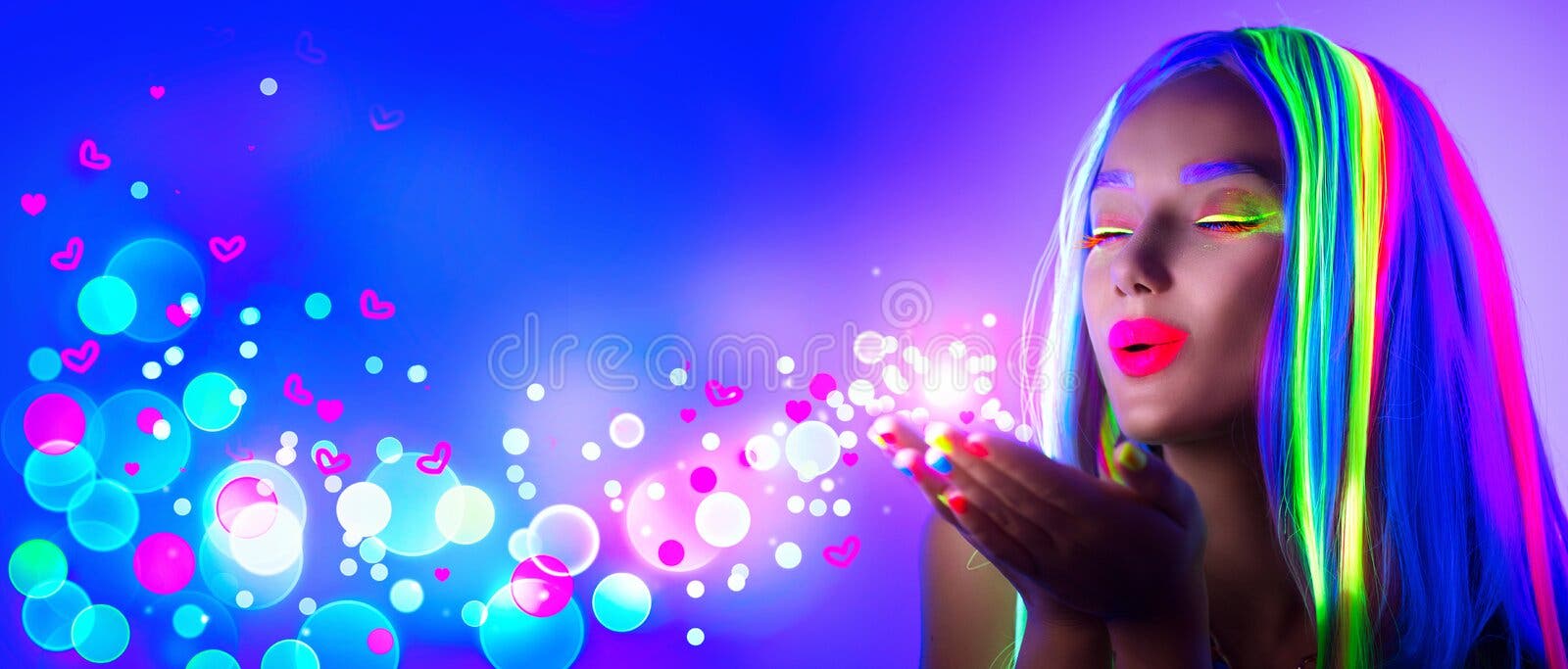 Giorno del `s del biglietto di S Ragazza di bellezza sul partito di discoteca alla luce al neon Giorno del `s del biglietto di S Ragazza di bellezza sul partito di discoteca alla luce al neon