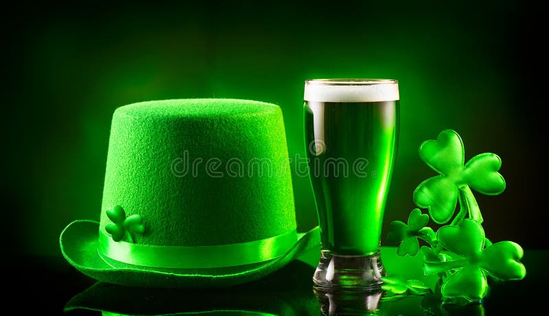 Giorno del ` s di St Patrick Pinta della birra e cappello verdi del leprechaun sopra fondo verde scuro fotografie stock libere da diritti Giorno del ` s di St Patrick Pinta della birra e cappello verdi del leprechaun sopra fondo verde scuro fotografie stock libere da diritti