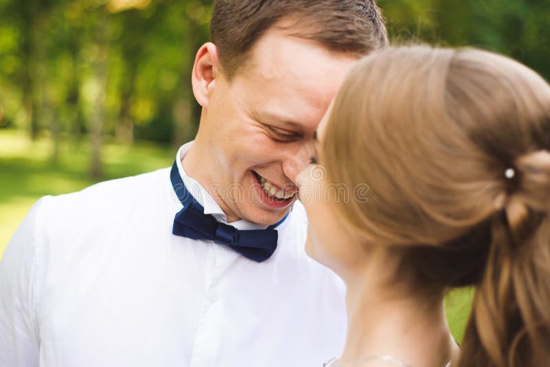 Giorno delle nozze sposa e sposo all'aperto nella posizione della natura Coppie di nozze nell'amore al giorno delle nozze fotografia stock libera da diritti Giorno delle nozze sposa e sposo all'aperto nella posizione della natura Coppie di nozze nell'amore al giorno delle nozze fotografia stock libera da diritti