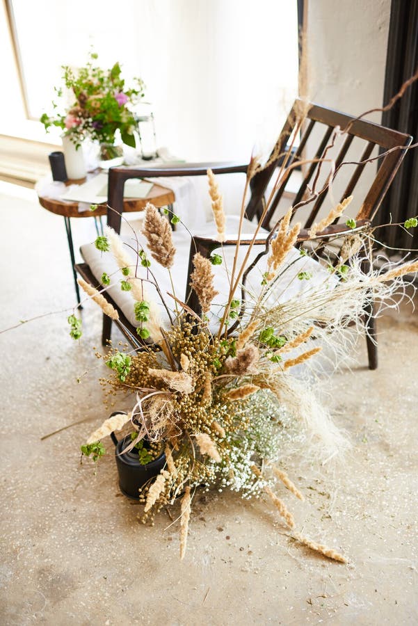 Giorno delle nozze Voti di nozze preparazioni Mattina della sposa Decorazione di nozze del fiore fotografia stock libera da diritti Giorno delle nozze Voti di nozze preparazioni Mattina della sposa Decorazione di nozze del fiore fotografia stock libera da diritti