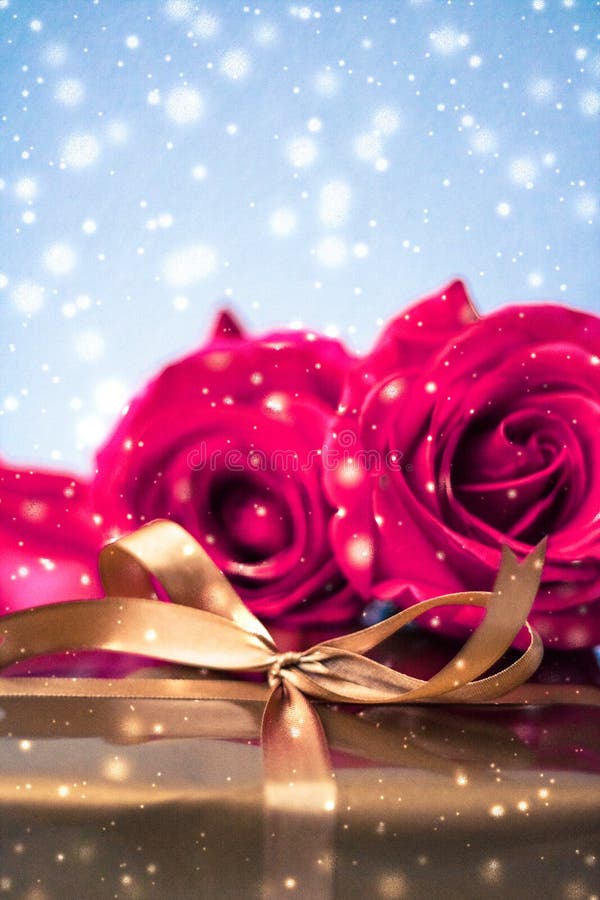 Giorno di biglietti di S. Valentino presente, contenitore di regalo e mazzo di lusso delle rose con neve brillante immagini stock libere da diritti Giorno di biglietti di S. Valentino presente, contenitore di regalo e mazzo di lusso delle rose con neve brillante immagini stock libere da diritti
