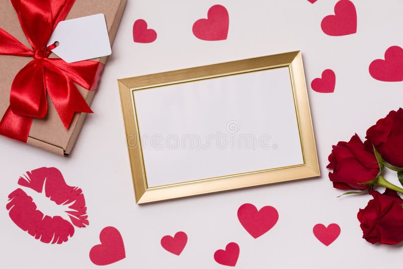 Giorno di biglietti di S. Valentino, struttura vuota, fondo bianco senza cuciture, rose rosse, cuori, messaggio, spazio del testo fotografia stock Giorno di biglietti di S. Valentino, struttura vuota, fondo bianco senza cuciture, rose rosse, cuori, messaggio, spazio del testo fotografia stock