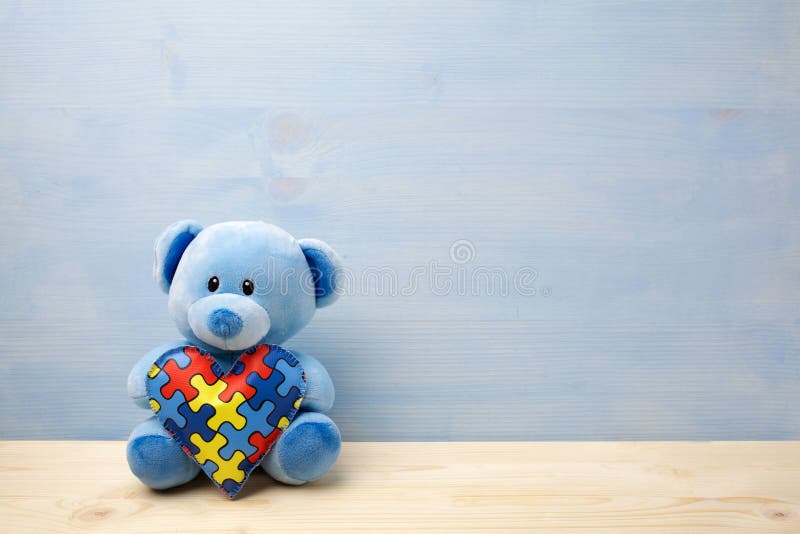 Giorno di consapevolezza di autismo del mondo, concetto con il puzzle della tenuta dell'orsacchiotto o modello del puzzle su cuor