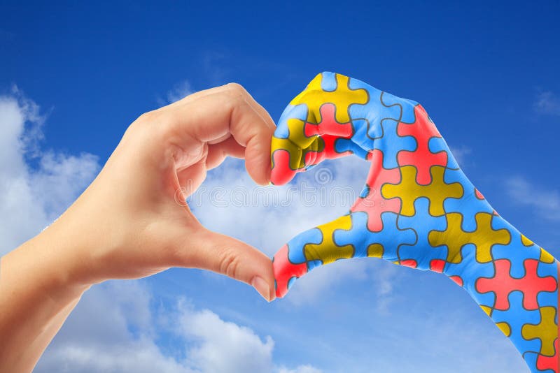 Giorno di consapevolezza di autismo del mondo, concetto mentale di sanità con il modello del puzzle di puzzle sulle mani di forma