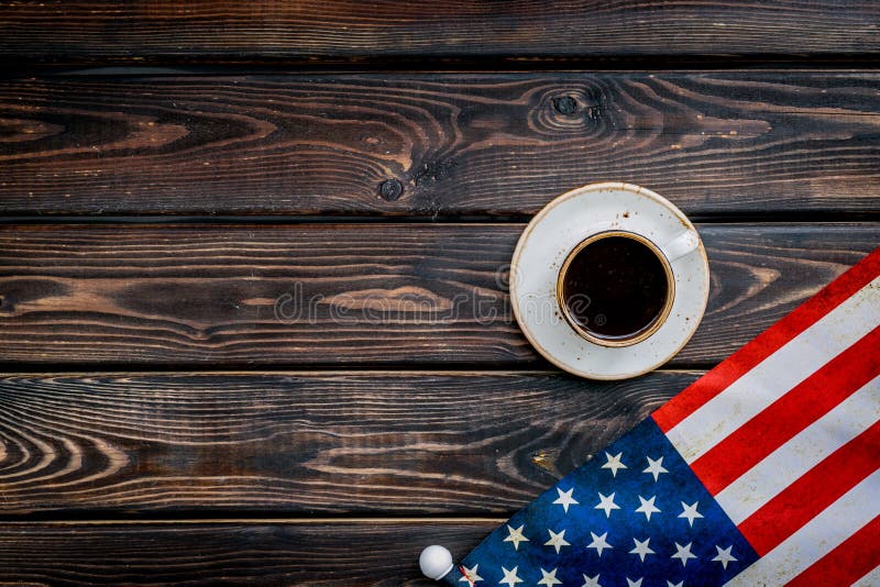 Giorno di Memoral degli Stati Uniti d'America con la bandiera ed il caffè su derisione di legno di vista superiore del fondo su fotografia stock libera da diritti Giorno di Memoral degli Stati Uniti d'America con la bandiera ed il caffè su derisione di legno di vista superiore del fondo su fotografia stock libera da diritti