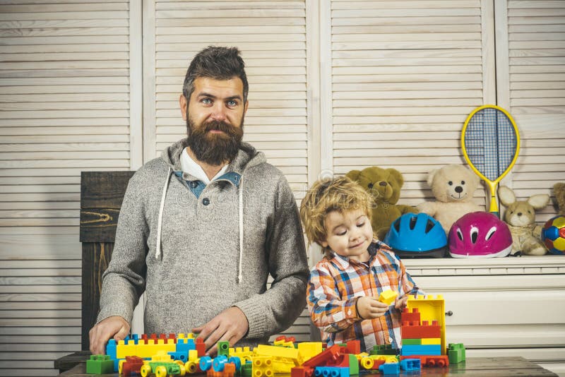 Giorno felice dei bambini della famiglia gioco del ragazzino con il padre a casa Infanzia felice Cura e sviluppo Padre e piccolo immagini stock Giorno felice dei bambini della famiglia gioco del ragazzino con il padre a casa Infanzia felice Cura e sviluppo Padre e piccolo immagini stock