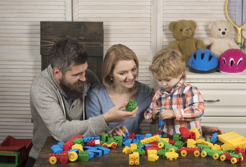 giorno felice dei bambini e della famiglia Ragazzino con il papà e la mamma padre e madre con il costruttore del gioco da bambini fotografia stock libera da diritti giorno felice dei bambini e della famiglia Ragazzino con il papà e la mamma padre e madre con il costruttore del gioco da bambini fotografia stock libera da diritti