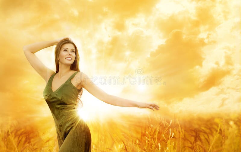 Giorno felice della donna, stile di vita all'aperto della ragazza, modello di bellezza in natura fotografia stock libera da diritti Giorno felice della donna, stile di vita all'aperto della ragazza, modello di bellezza in natura fotografia stock libera da diritti