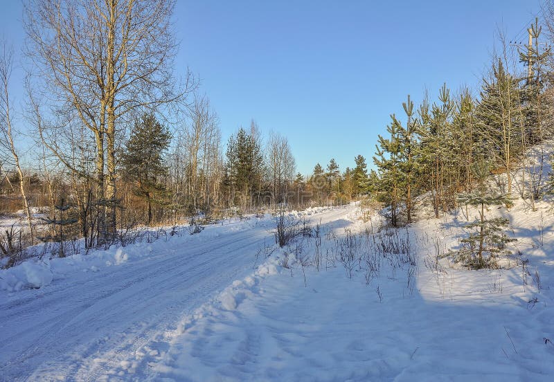Giorno gelido di inverno soleggiato Strada di inverno alla piattaforma ferroviaria immagini stock Giorno gelido di inverno soleggiato Strada di inverno alla piattaforma ferroviaria immagini stock