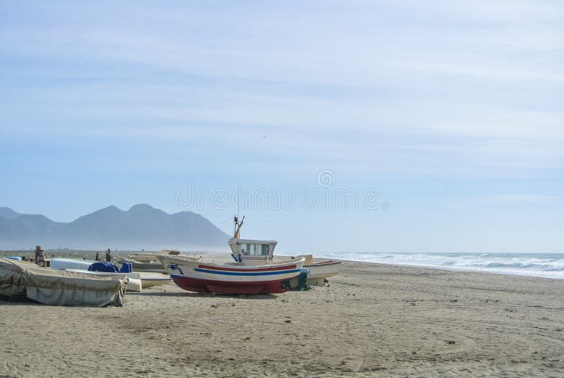 Giorno nuvoloso alla spiaggia sola fotografia stock libera da diritti Giorno nuvoloso alla spiaggia sola fotografia stock libera da diritti