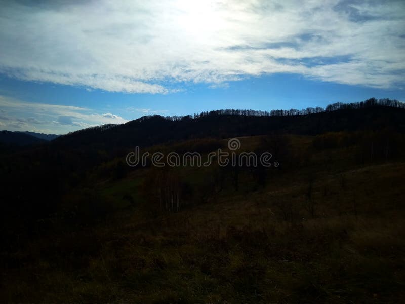 Giorno soleggiato dell'autunno tardo nelle montagne fotografie stock Giorno soleggiato dell'autunno tardo nelle montagne fotografie stock