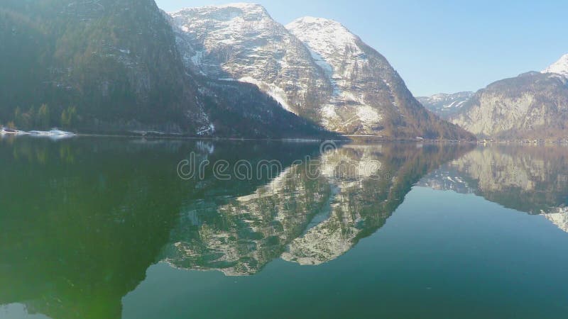 Giorno soleggiato in montagne, superficie regolare del lago, riflessione in acqua, meditazione