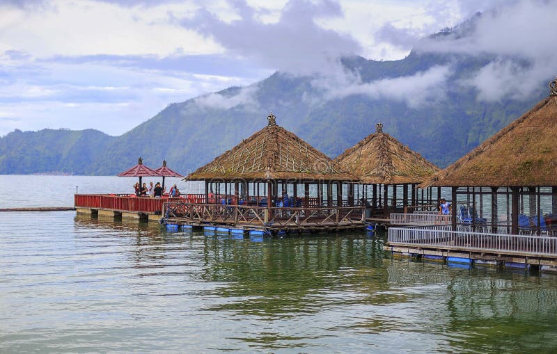 Giorno soleggiato sopra il ristorante di galleggiamento nel lago Batur fotografie stock Giorno soleggiato sopra il ristorante di galleggiamento nel lago Batur fotografie stock