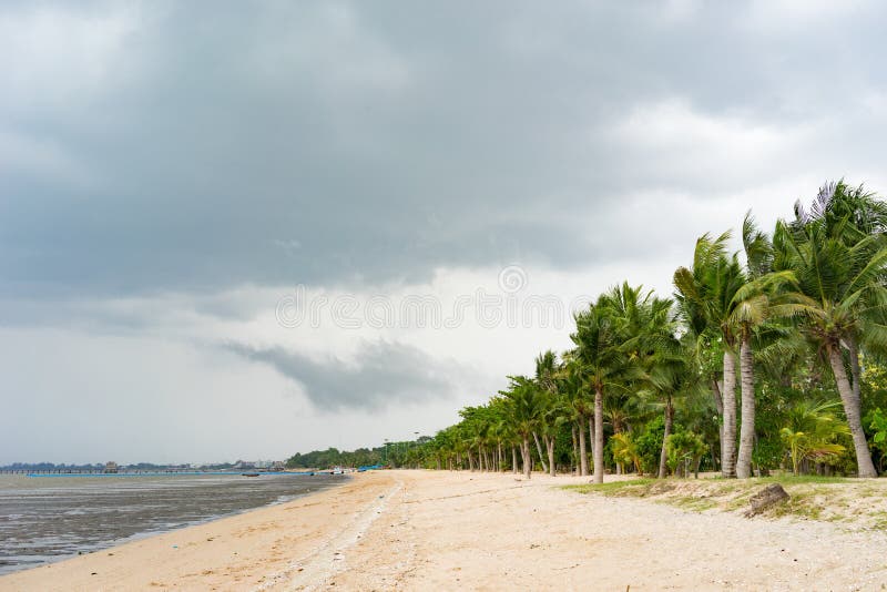 Giorno ventoso ad una spiaggia durante la bassa marea fotografia stock libera da diritti Giorno ventoso ad una spiaggia durante la bassa marea fotografia stock libera da diritti
