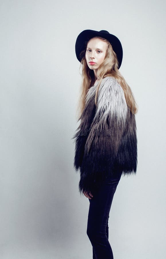 Giovane ragazza bionda adolescente con cappello e cappotto di pelliccia immagini stock