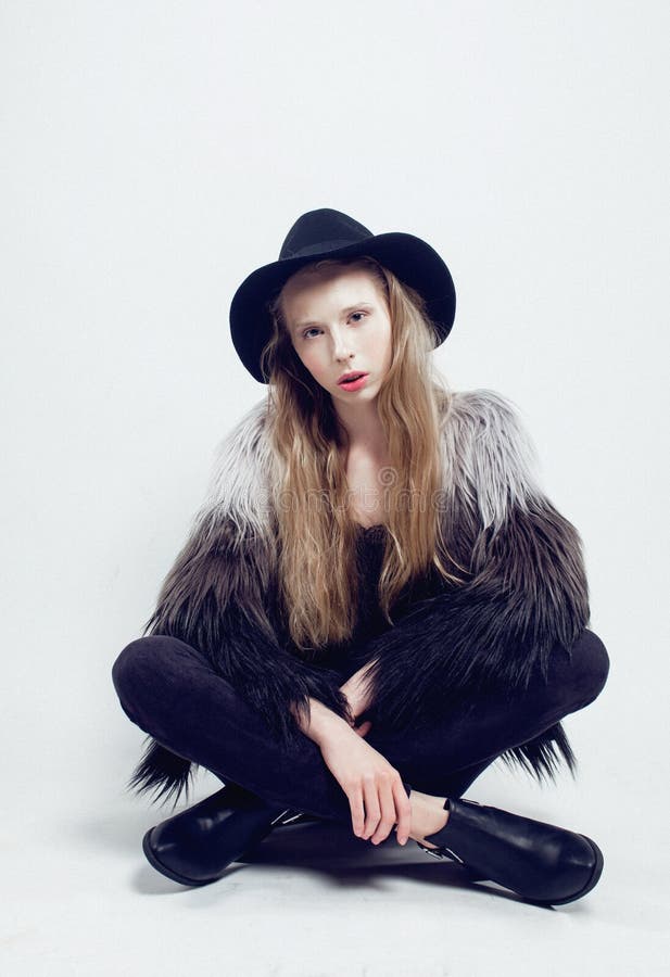 Giovane adolescente biondo in cappello e pelliccia fotografie stock