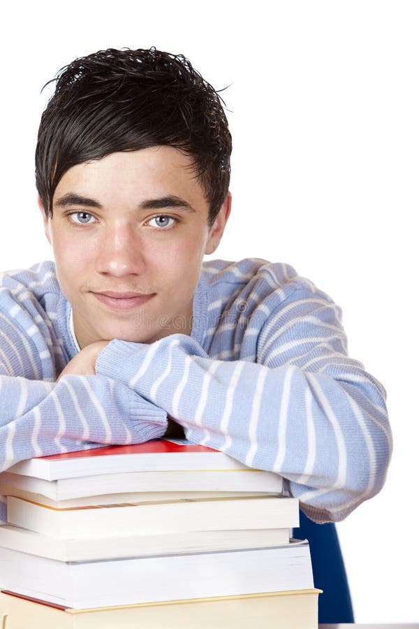 Giovane allievo maschio felice che si appoggia sui libri di studio fotografie stock libere da diritti Giovane allievo maschio felice che si appoggia sui libri di studio fotografie stock libere da diritti