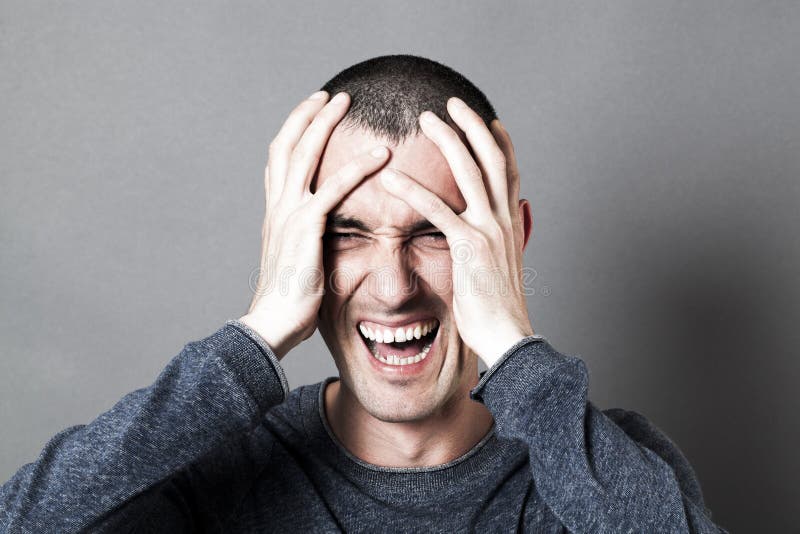 Giovane arrabbiato che giudica il suo capo, gridando il suo burnout fotografia stock libera da diritti Giovane arrabbiato che giudica il suo capo, gridando il suo burnout fotografia stock libera da diritti