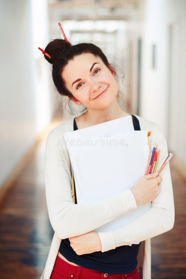 Giovane artista di disegno femminile castana caucasico del progettista della studentessa in corridoio dell'universit? dell'istitu fotografia stock libera da diritti Giovane artista di disegno femminile castana caucasico del progettista della studentessa in corridoio dell'universit? dell'istitu fotografia stock libera da diritti