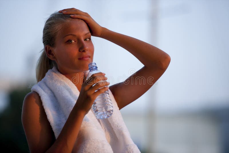 Giovane atleta a riposo immagini stock libere da diritti