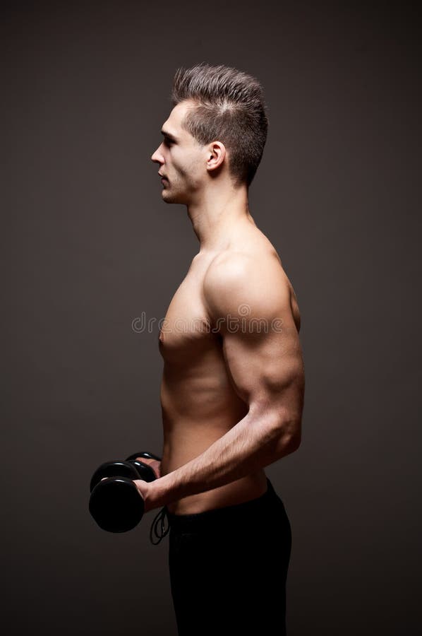 Atleta giovane, molto in forma e muscoloso fotografia stock libera da diritti