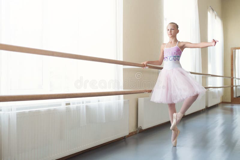 Giovane ballerina che si prepara per ballare alla prestazione immagine stock Giovane ballerina che si prepara per ballare alla prestazione immagine stock