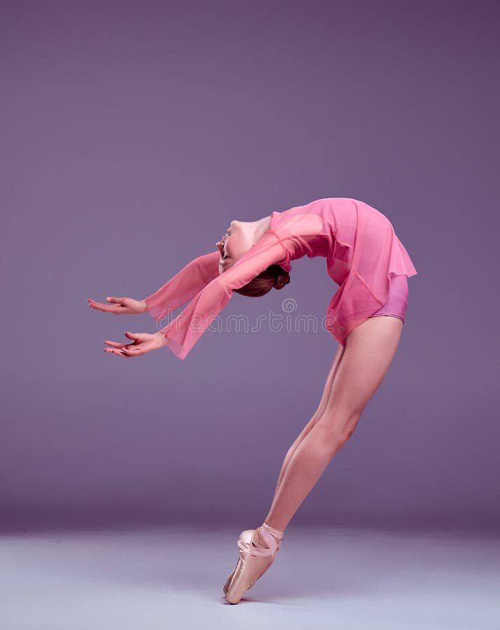Giovane ballerino della ballerina che mostra le sue tecniche