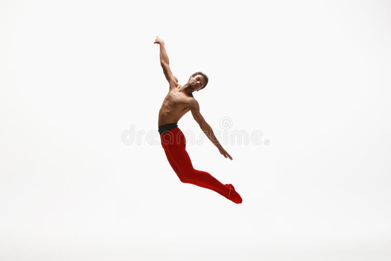 Giovane ballerino di balletto maschio grazioso che balla sul fondo bianco dello studio fotografie stock Giovane ballerino di balletto maschio grazioso che balla sul fondo bianco dello studio fotografie stock