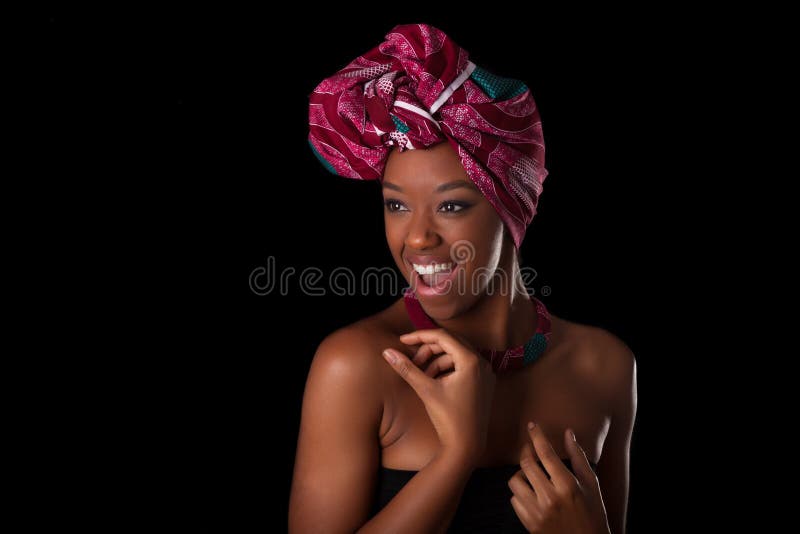 Giovane bella donna africana che indossa un foulard tradizionale, I