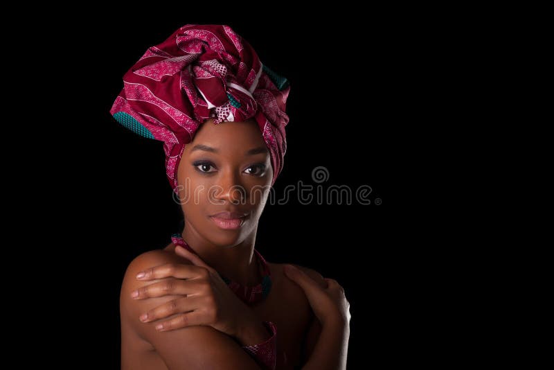 Giovane bella donna africana che indossa un foulard tradizionale, I