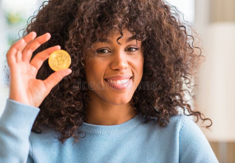 Giovane e bella donna afroamericana a casa fotografia stock libera da diritti