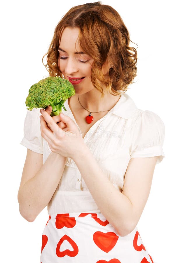 Giovane bella donna che tiene un broccolo