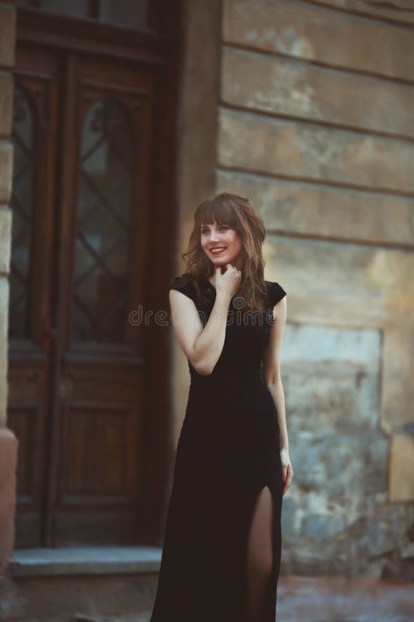 Giovane bella donna che visita un centro urbano durante il giorno soleggiato, fotografia stock libera da diritti Giovane bella donna che visita un centro urbano durante il giorno soleggiato, fotografia stock libera da diritti