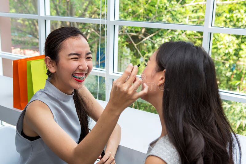 Giovane bella donna con la spazzola di trucco Due amici che compongono i fotografie stock libere da diritti Giovane bella donna con la spazzola di trucco Due amici che compongono i fotografie stock libere da diritti