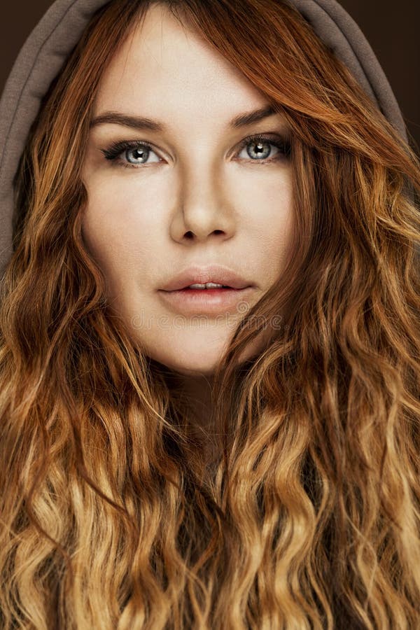 Giovane bella donna con lunghi capelli rossi ricci nel cofano Chiudi immagine stock Giovane bella donna con lunghi capelli rossi ricci nel cofano Chiudi immagine stock
