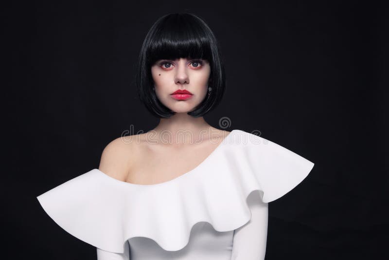 Giovane bella donna con taglio di capelli del peso e il conta alla moda di cosplay immagine stock Giovane bella donna con taglio di capelli del peso e il conta alla moda di cosplay immagine stock