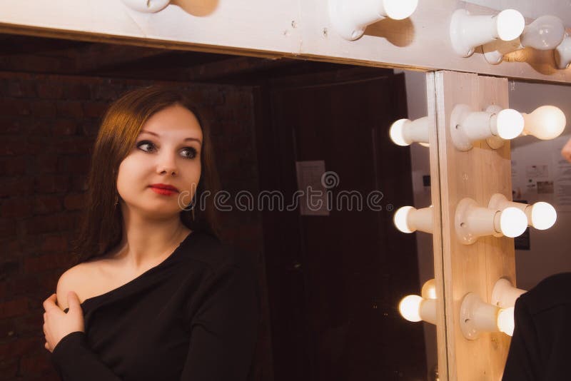Giovane bella donna lussuosa che zippa sul suo blac elegante lungo immagine stock libera da diritti Giovane bella donna lussuosa che zippa sul suo blac elegante lungo immagine stock libera da diritti