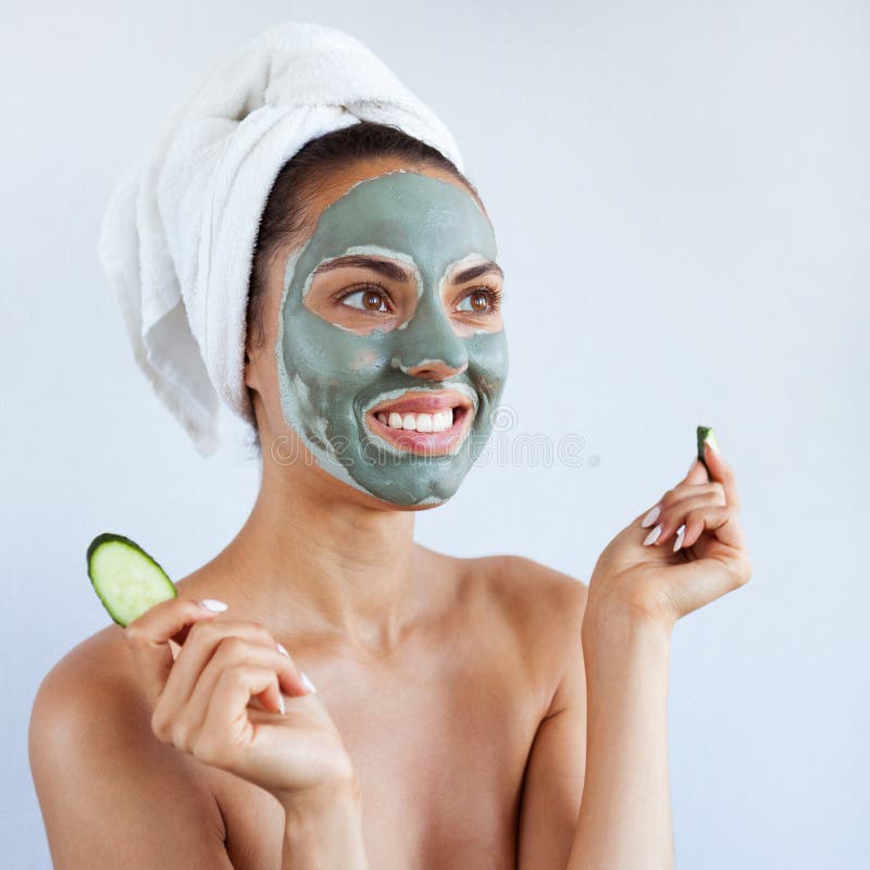 Giovane bella donna nella maschera di protezione di fango blu terapeutico Stazione termale fotografie stock libere da diritti Giovane bella donna nella maschera di protezione di fango blu terapeutico Stazione termale fotografie stock libere da diritti