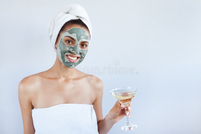 Giovane bella donna nella maschera di protezione di fango blu terapeutico Stazione termale fotografia stock Giovane bella donna nella maschera di protezione di fango blu terapeutico Stazione termale fotografia stock