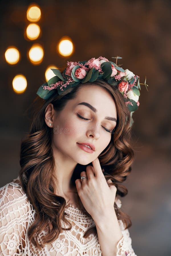 Giovane bella donna sensuale con la corona dei fiori nel suo sogno dei capelli fotografia stock libera da diritti Giovane bella donna sensuale con la corona dei fiori nel suo sogno dei capelli fotografia stock libera da diritti