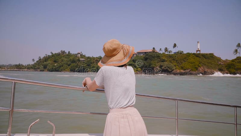 Giovane bella donna turistica felice che gode stupendo vista della costa esotica sul viaggio dell'yacht di crociera del mare su u