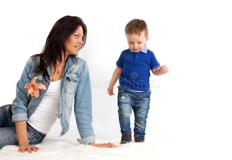 Giovane bella madre che esamina il suo figlio fotografie stock libere da diritti