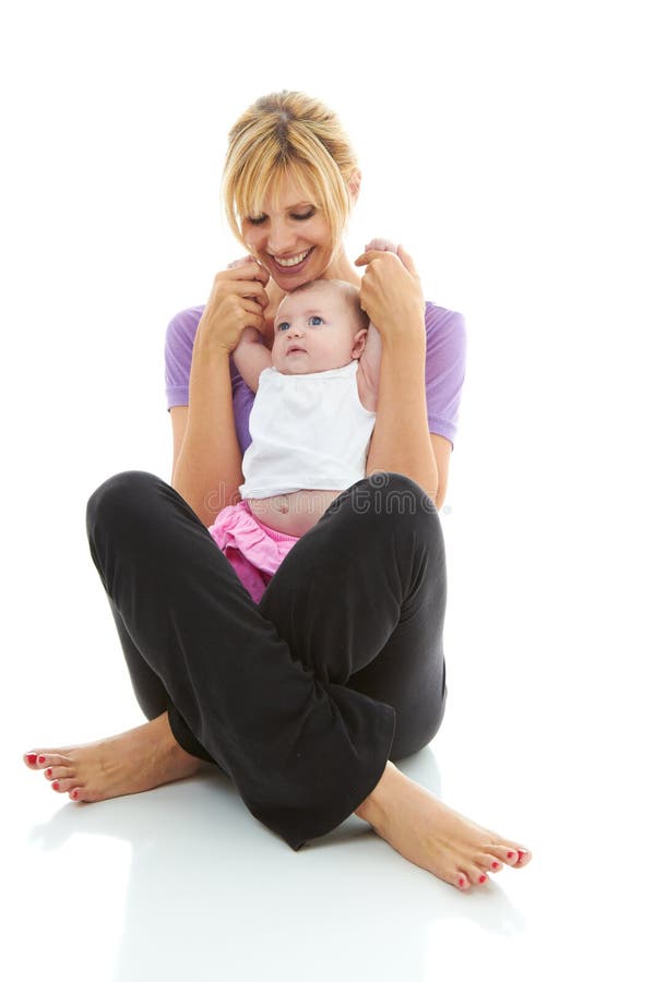 Giovane bella mamma di caucasion che fa yoga del bambino immagini stock libere da diritti Giovane bella mamma di caucasion che fa yoga del bambino immagini stock libere da diritti