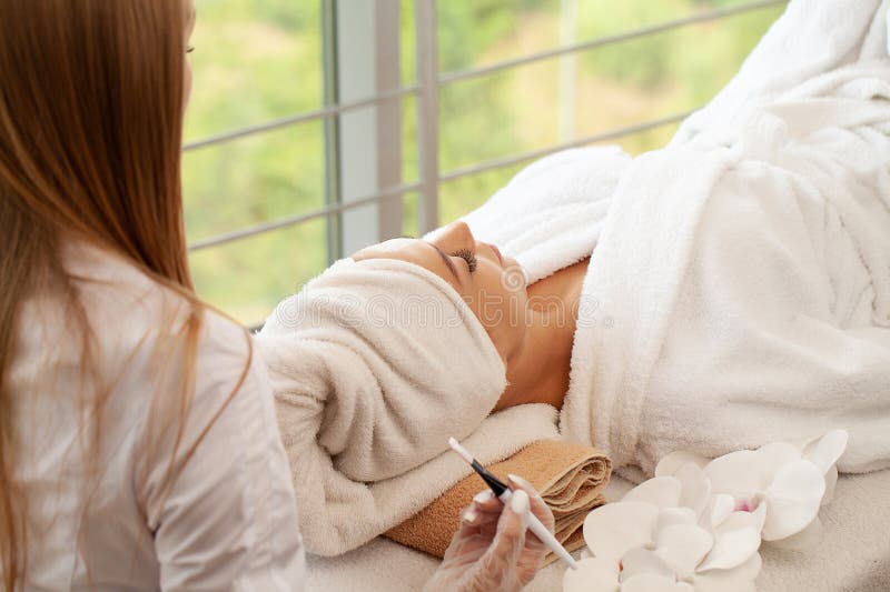 Giovane bella ragazza che indossa mascherine nel salone di bellezza delle terme fotografia stock libera da diritti