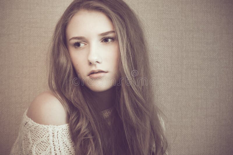Giovane bella ragazza che sembra triste e pensierosa fotografia stock libera da diritti Giovane bella ragazza che sembra triste e pensierosa fotografia stock libera da diritti