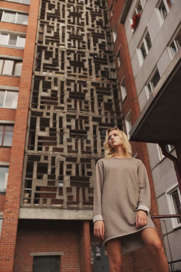 Giovane bella ragazza con fondo urbano fotografia stock libera da diritti Giovane bella ragazza con fondo urbano fotografia stock libera da diritti