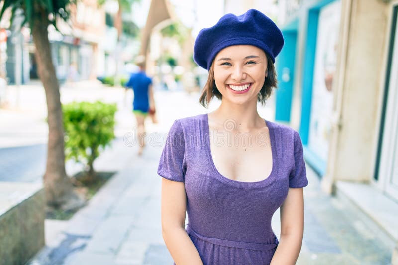 Giovane bella ragazza sorridente felice con stile francese che cammina per strada in città immagine stock libera da diritti