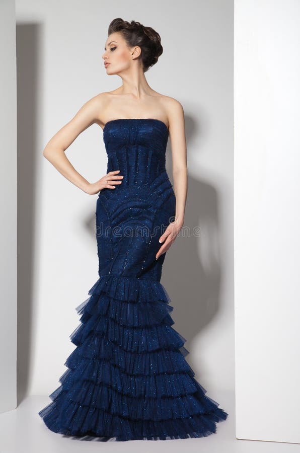 Giovane bello castana in vestito blu scuro sopra fotografia stock libera da diritti Giovane bello castana in vestito blu scuro sopra fotografia stock libera da diritti